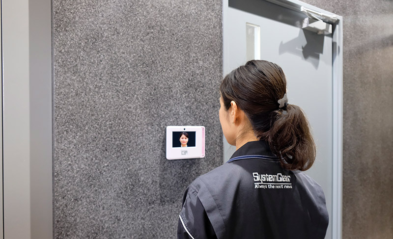 PDC-310に搭載されたカメラを活用し、顔認証で打刻管理。セキュリティ面でも優れた勤怠管理を実現します