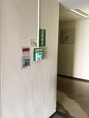 PDC-310を主だった通路に設置することで正確な打刻時間を記録する例3:富山県立中央病院様
