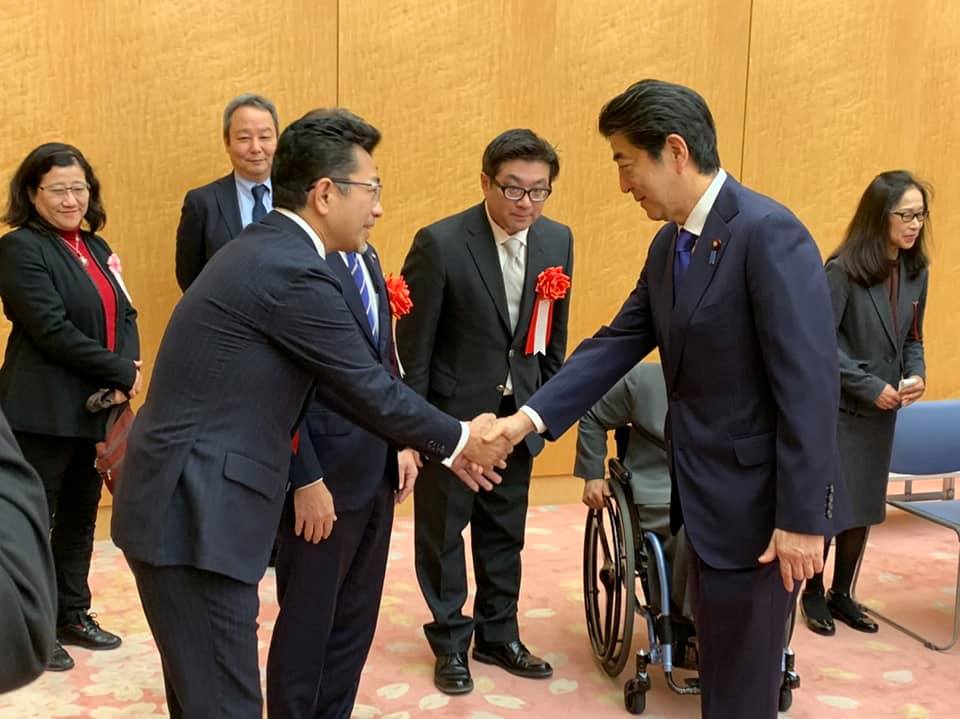 安倍内閣総理大臣と握手を交わす岸上代表画像