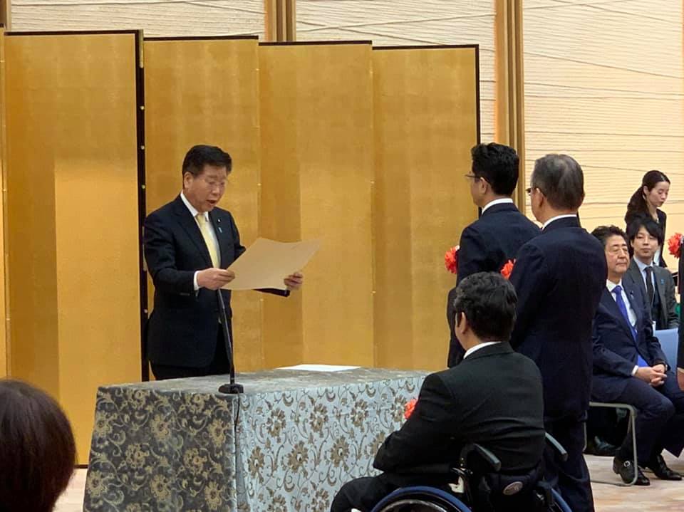 大臣から表彰を受ける岸上代表画像
