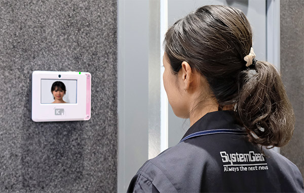 顔認証アプリケーションを開発することで、セキュリティ性の高い環境での入退室管理、出退勤管理、出席管理が行えます。:IC, 磁気カード対応マルチリーダー端末 PDC-310